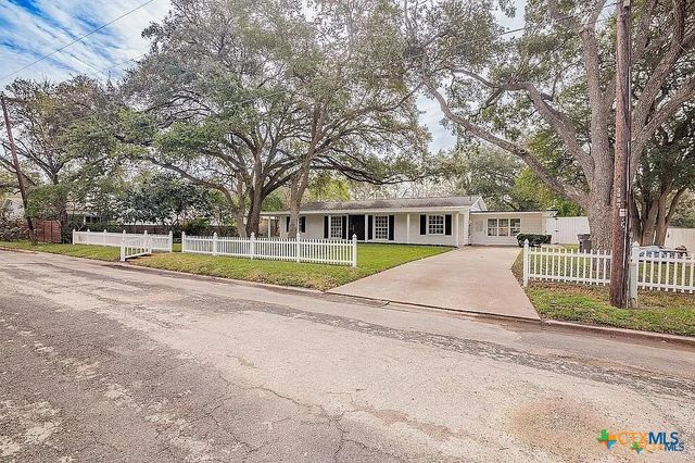 101 E Loma Vista Avenue, Victoria, TX 77901