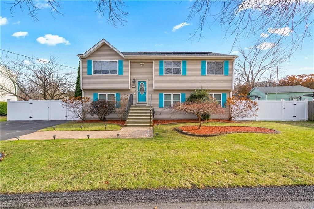 12 Railroad Row, Warwick, RI 02886