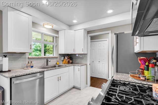 28403 Peppermill Road, Farmington Hills, MI 48331
