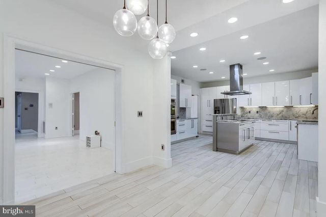 4611 CHARLESTON TER NW, Washington, DC 20007