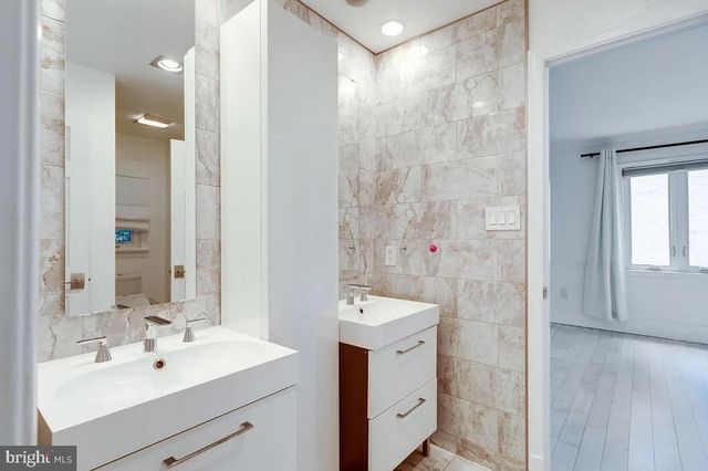 4611 CHARLESTON TER NW, Washington, DC 20007