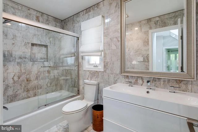 4611 CHARLESTON TER NW, Washington, DC 20007