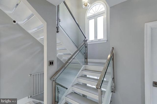 4611 CHARLESTON TER NW, Washington, DC 20007