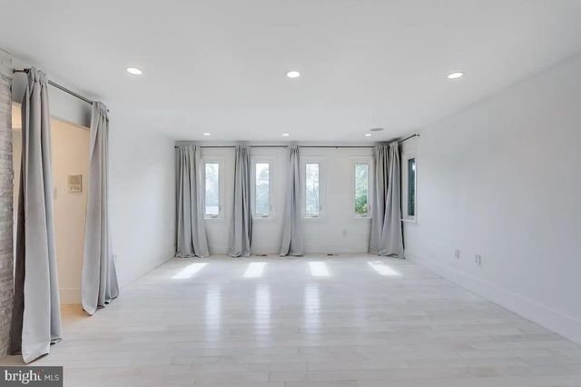 4611 CHARLESTON TER NW, Washington, DC 20007