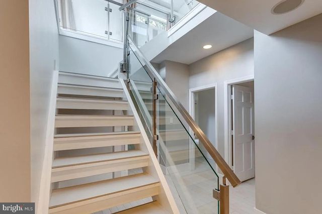 4611 CHARLESTON TER NW, Washington, DC 20007