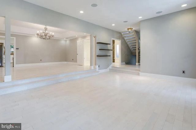 4611 CHARLESTON TER NW, Washington, DC 20007