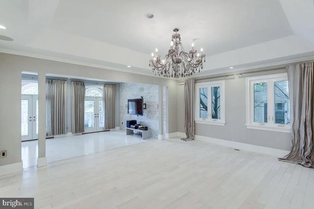 4611 CHARLESTON TER NW, Washington, DC 20007