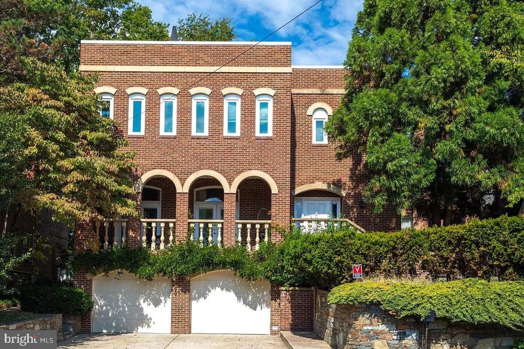 4611 CHARLESTON TER NW, Washington, DC 20007