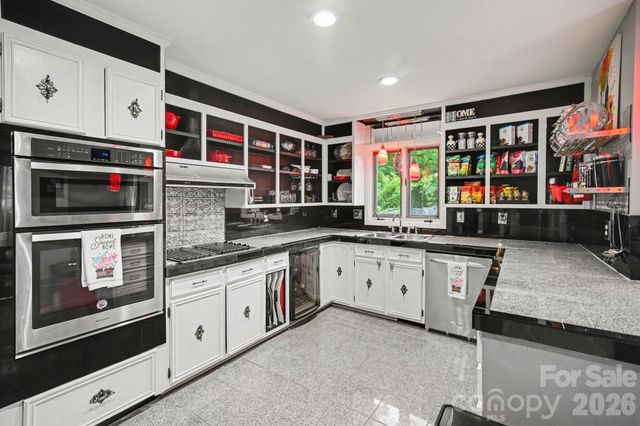 7108 Hollyhouse Drive, Charlotte, NC 28215