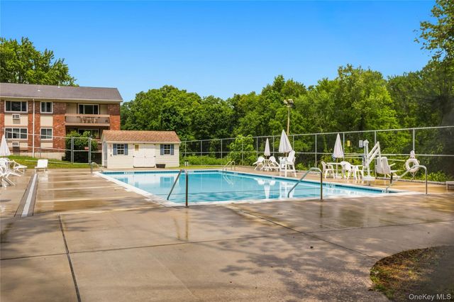 2 Woods End Circle E, Peekskill, NY 10566
