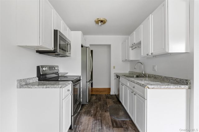 2 Woods End Circle E, Peekskill, NY 10566