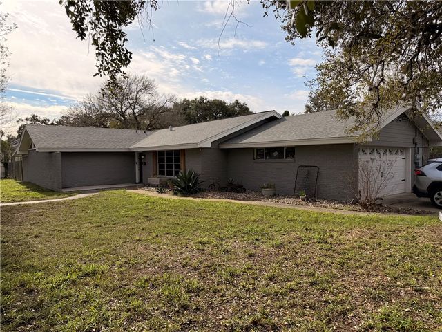 811 N Adams Ave, Beeville, TX 78102