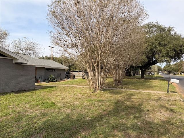 811 N Adams Ave, Beeville, TX 78102
