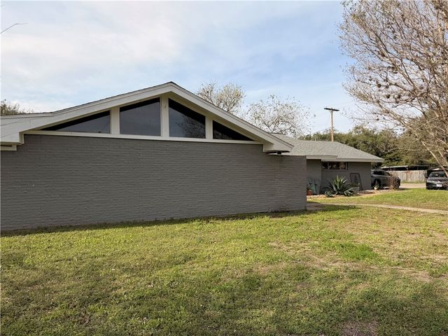 811 N Adams Ave, Beeville, TX 78102