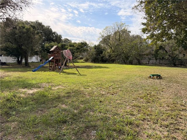 811 N Adams Ave, Beeville, TX 78102