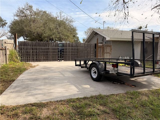 811 N Adams Ave, Beeville, TX 78102