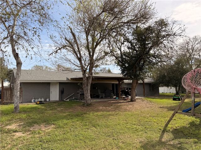 811 N Adams Ave, Beeville, TX 78102