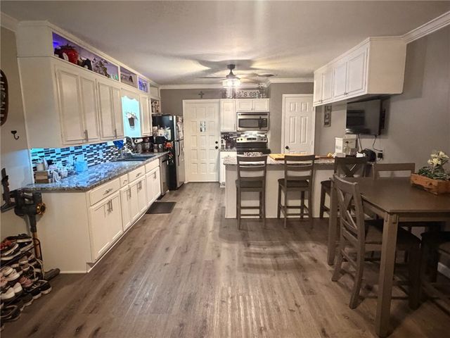 811 N Adams Ave, Beeville, TX 78102