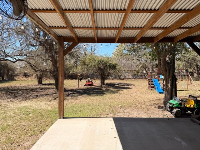 811 N Adams Ave, Beeville, TX 78102