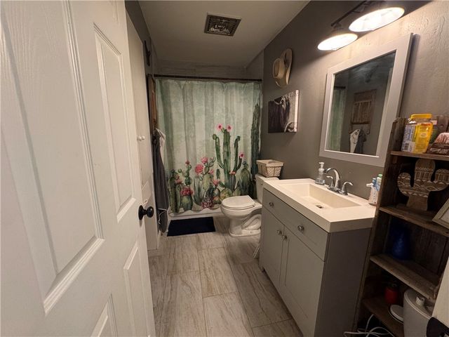 811 N Adams Ave, Beeville, TX 78102