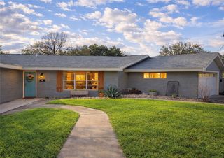 811 N Adams Ave, Beeville, TX 78102