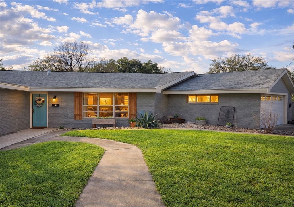 811 N Adams Ave, Beeville, TX 78102