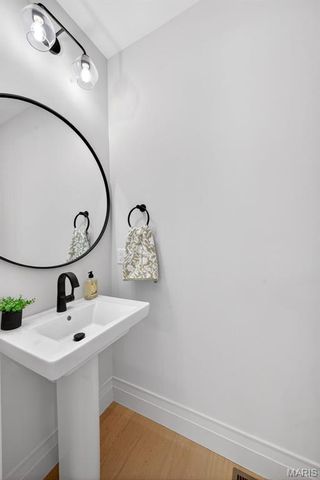 416 S Ballas Road, Kirkwood, MO 63122