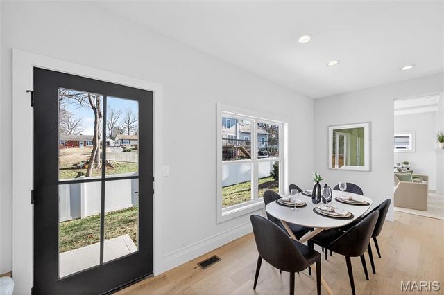 416 S Ballas Road, Kirkwood, MO 63122