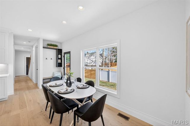 416 S Ballas Road, Kirkwood, MO 63122