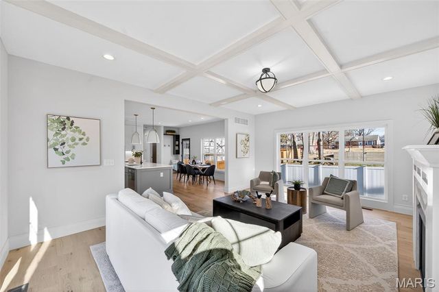 416 S Ballas Road, Kirkwood, MO 63122