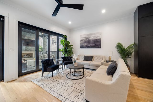 1107 W Chestnut Street 1W, Chicago, IL 60642