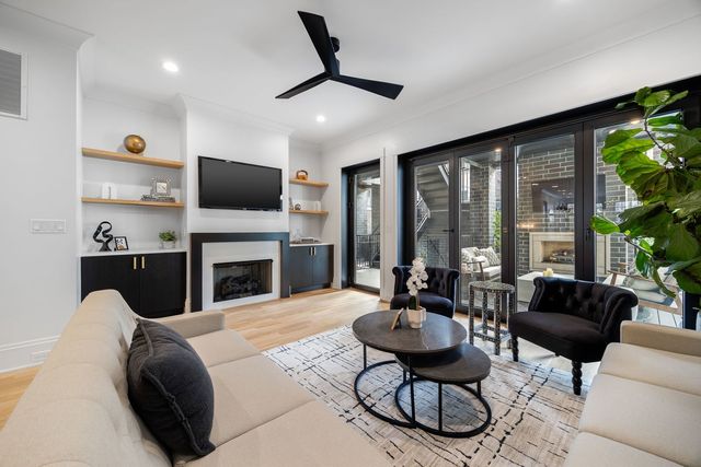 1107 W Chestnut Street 1W, Chicago, IL 60642