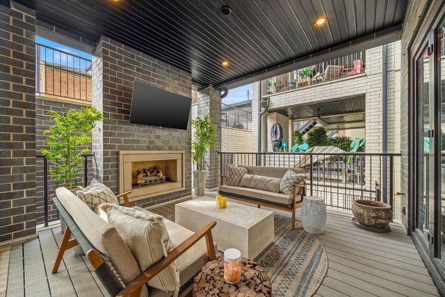 1107 W Chestnut Street 1W, Chicago, IL 60642