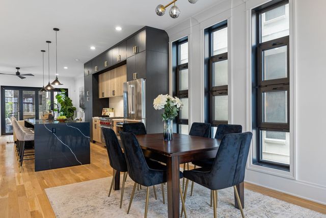 1107 W Chestnut Street 1W, Chicago, IL 60642