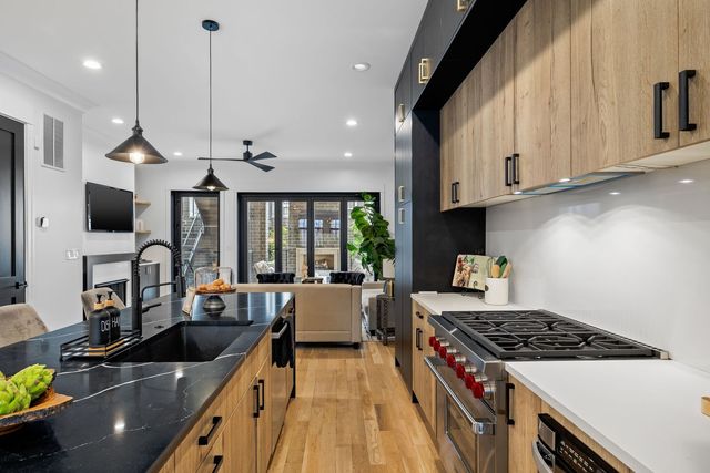 1107 W Chestnut Street 1W, Chicago, IL 60642