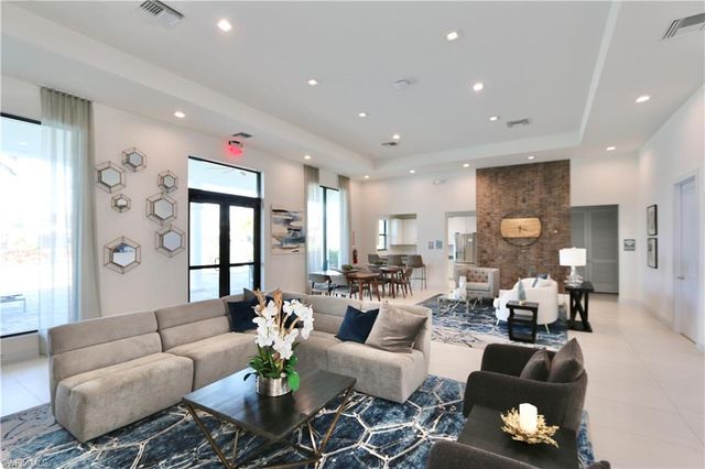 7352 Rockefeller DR, Naples, FL 34119