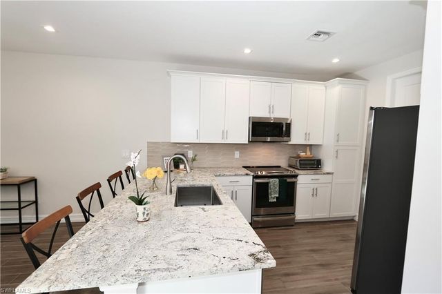 7352 Rockefeller DR, Naples, FL 34119