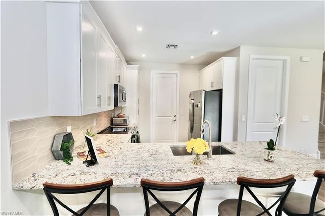 7352 Rockefeller DR, Naples, FL 34119