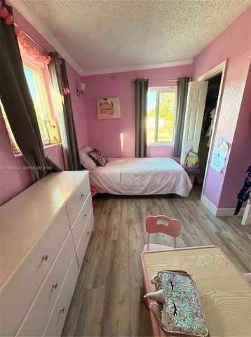 36 Miami Gardens Rd, West Park, FL 33023