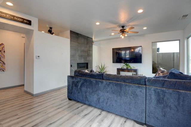 1012 25th Street SE, Rio Rancho, NM 87124