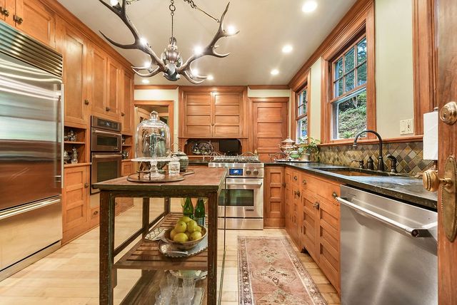 809 Blackburn Rd, Sewickley Heights, PA 15143