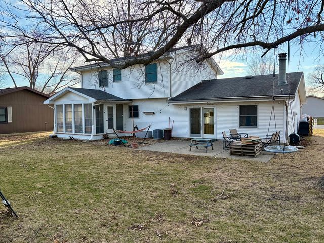 66 Holiday Drive, Clinton, IL 61727