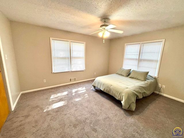 4828 SW 19th ST, Topeka, KS 66604