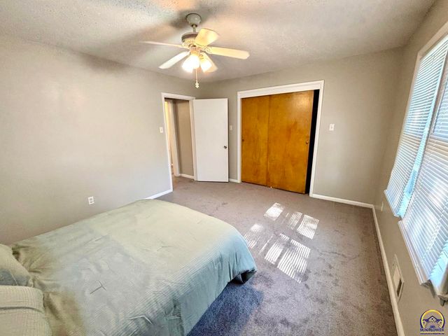 4828 SW 19th ST, Topeka, KS 66604