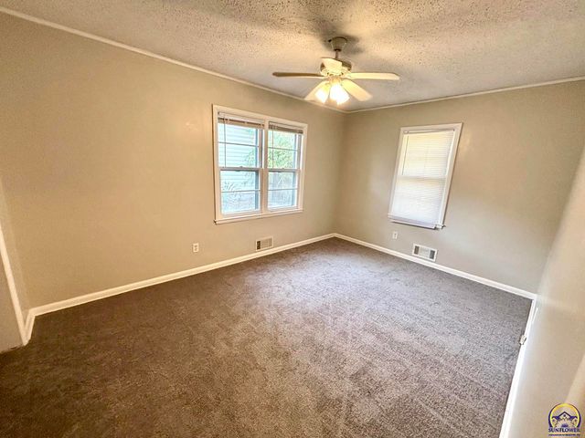 4828 SW 19th ST, Topeka, KS 66604