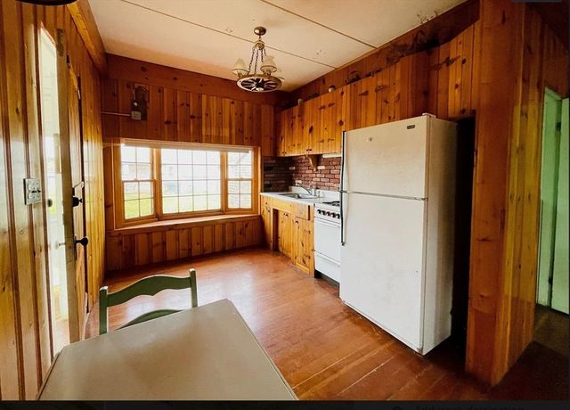 37 Lincoln Hwy, Wareham, MA 02571