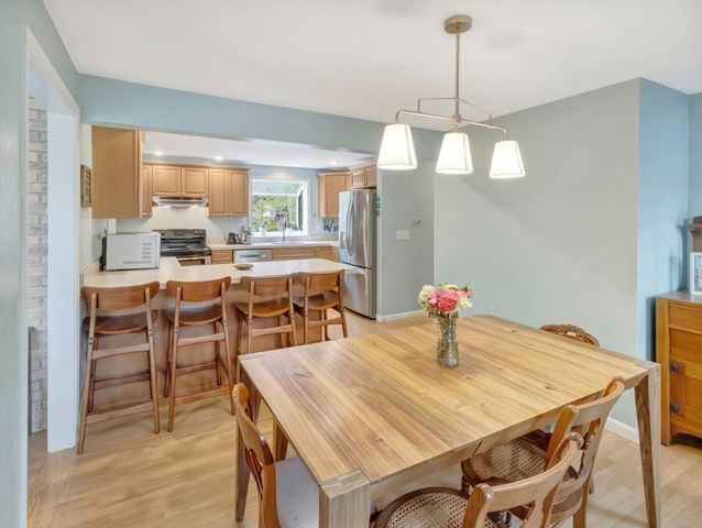 5 Juniper Dr, Mansfield, MA 02048