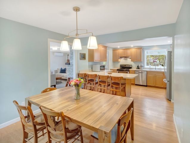 5 Juniper Dr, Mansfield, MA 02048