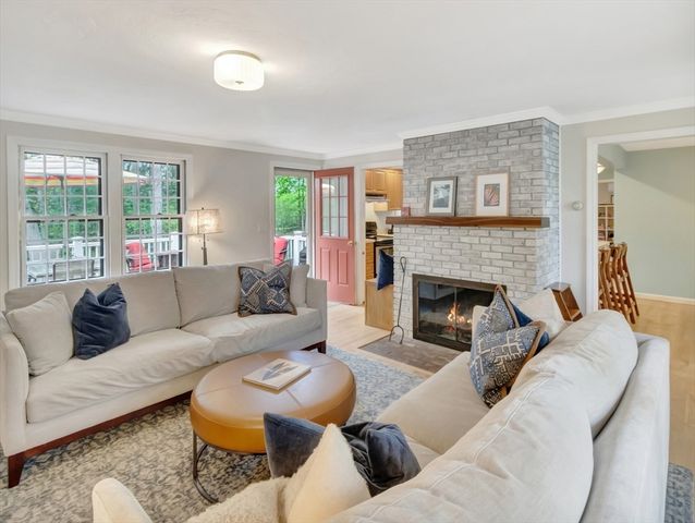 5 Juniper Dr, Mansfield, MA 02048