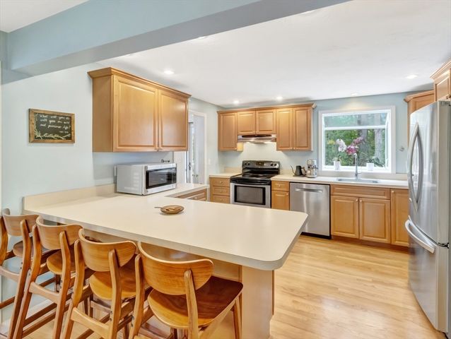 5 Juniper Dr, Mansfield, MA 02048